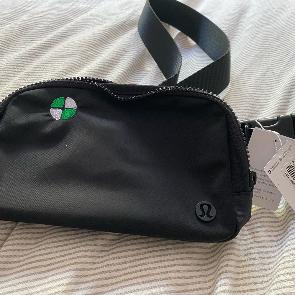 NWT - Lululemon Everywhere Belt Bag - Sling Bag - Black Crossbody Bag